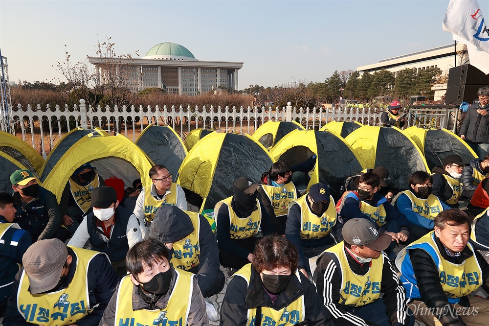 국회앞 '비정규직 그만쓰개' 농성천막 설치 '비정규직 그만쓰개 1100만 비정규직 공동투쟁단'이 14일 오후 여의도 국회의사당 앞에서 1박2일 텐트 농성에 돌입했다.