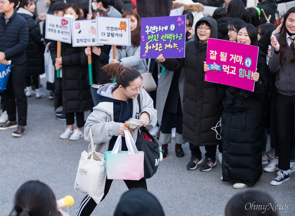  2019학년도 대학수학능력시험이 치러지는 15일 오전 서울 중구 이화여자외국어고등학교에서 후배들의 응원을 받으며 수험생들이 시험장으로 향하고 있다. 