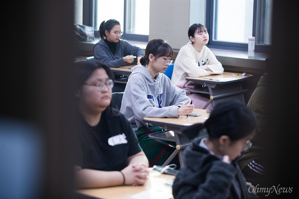  2019학년도 대학수학능력시험이 치러지는 15일 오전 서울 중구 이화여자외국어고등학교에서 수험생들이 긴장된 모습으로 고사장에 시험시간을 기다리고 있다.