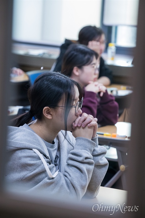  2019학년도 대학수학능력시험이 치러지는 15일 오전 서울 중구 이화여자외국어고등학교에서 수험생들이 긴장된 모습으로 고사장에 시험시간을 기다리고 있다.