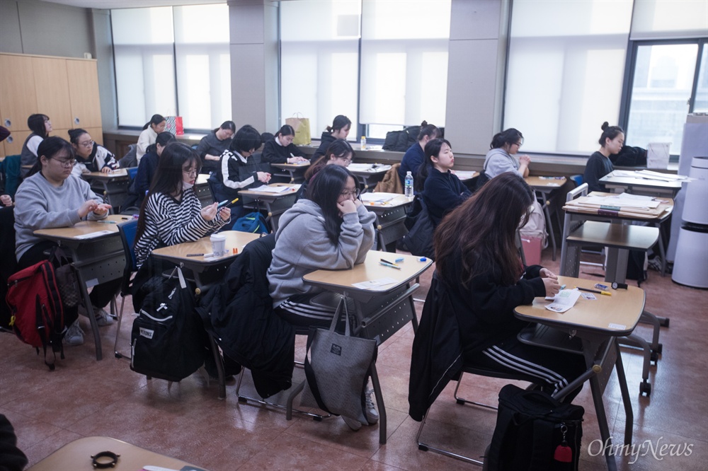  2019학년도 대학수학능력시험이 치러지는 15일 오전 서울 중구 이화여자외국어고등학교에서 수험생들이 긴장된 모습으로 고사장에 시험시간을 기다리고 있다.