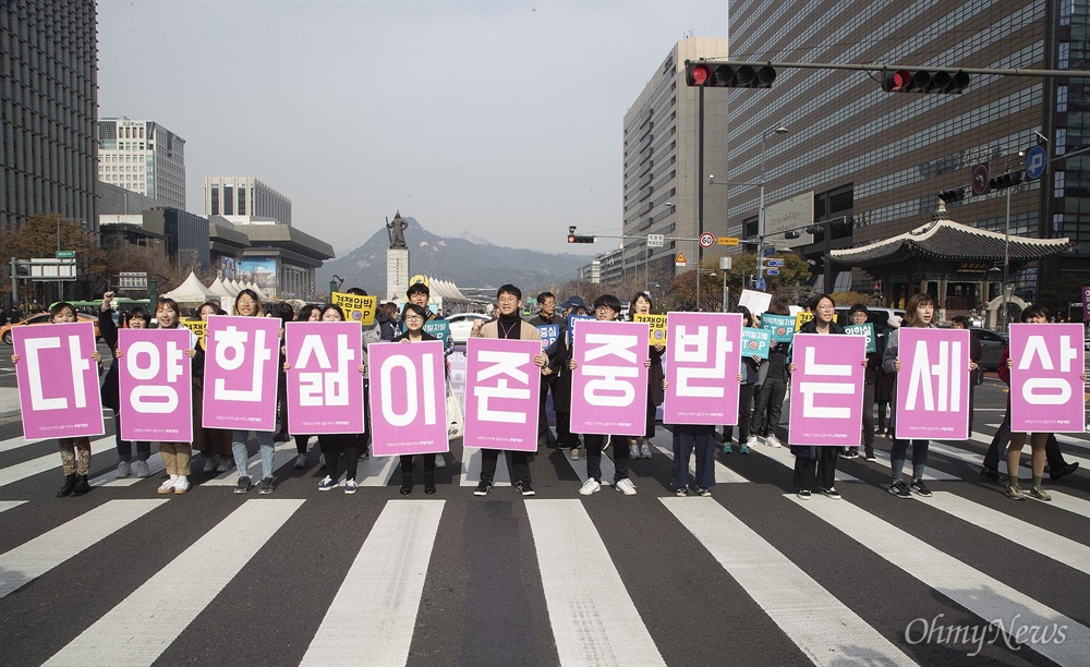 “줄 세우기를 멈추자” 2018학년도 대학수학능력시험이 치러진 15일 오전 서울 종로구 광화문사거리 앞에서 ‘대학입시 거부로 삶을 바꾸는 투명가방끈’ 소속 회원과 대학입시거부를 선언한 청년, 차별금지법제정연대, 촛불청소년이권법제정연대 회원들이 입시경쟁과 학벌사회를 비판하며 행진을 벌이고 있다.