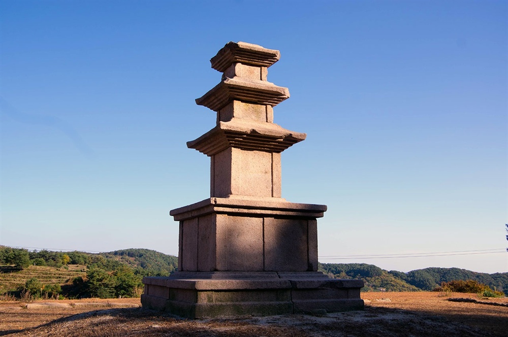  신라시대에 조성된 것으로 보이는 영암사지 삼층석탑. 보물 제480호.