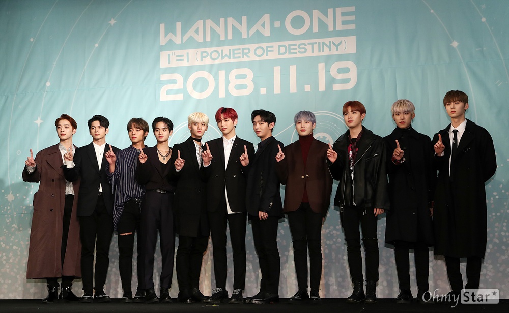 '워너원' 하나로서 함께! 워너원(라이관린, 옹성우, 박지훈, 이대휘, 배진영, 강다니엘, 윤지성, 하성운, 김재환, 박우진, 황민현
)이 19일 오후 서울 여의도의 한 호텔에서 열린 첫 번째 정규 앨범 <1¹¹=1(POWER OF DESTINY)> 발매 기념 컴백 기자간담회에서 포토타임을 갖고 있다. 

<1¹¹=1(POWER OF DESTINY)>은 1÷x=1, 0+1=1, 1-1=0, 1X1=1 등 연산시리즈를 선보였던 워너원이 주어진 운명을 개척해내고자 하는 의지를 1¹¹=1이라는 수식으로 형상화한 첫 번째 정규 앨범이다. 타이틀곡 '봄바람'은 하나로서 함께하던 너와 내가 서로를 그리워하게 되어버린 운명에 맞서 싸우며 다시 만나 하나가 되고자 하는 의지를 담아내고 있다.