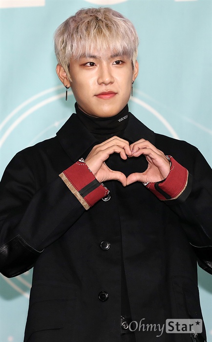 '워너원' 박우진, 늠름한 하트 워너원의 박우진이 19일 오후 서울 여의도의 한 호텔에서 열린 첫 번째 정규 앨범 <1¹¹=1(POWER OF DESTINY)> 발매 기념 컴백 기자간담회에서 포토타임을 갖고 있다. <1¹¹=1(POWER OF DESTINY)>은 1÷x=1, 0+1=1, 1-1=0, 1X1=1 등 연산시리즈를 선보였던 워너원이 주어진 운명을 개척해내고자 하는 의지를 1¹¹=1이라는 수식으로 형상화한 첫 번째 정규 앨범이다. 타이틀곡 '봄바람'은 하나로서 함께하던 너와 내가 서로를 그리워하게 되어버린 운명에 맞서 싸우며 다시 만나 하나가 되고자 하는 의지를 담아내고 있다.