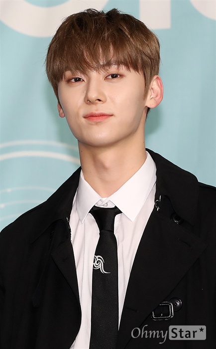 '워너원' 황민현, 가을가을한 남자 워너원의 황민현이 19일 오후 서울 여의도의 한 호텔에서 열린 첫 번째 정규 앨범 <1¹¹=1(POWER OF DESTINY)> 발매 기념 컴백 기자간담회에서 포토타임을 갖고 있다. <1¹¹=1(POWER OF DESTINY)>은 1÷x=1, 0+1=1, 1-1=0, 1X1=1 등 연산시리즈를 선보였던 워너원이 주어진 운명을 개척해내고자 하는 의지를 1¹¹=1이라는 수식으로 형상화한 첫 번째 정규 앨범이다. 타이틀곡 '봄바람'은 하나로서 함께하던 너와 내가 서로를 그리워하게 되어버린 운명에 맞서 싸우며 다시 만나 하나가 되고자 하는 의지를 담아내고 있다.