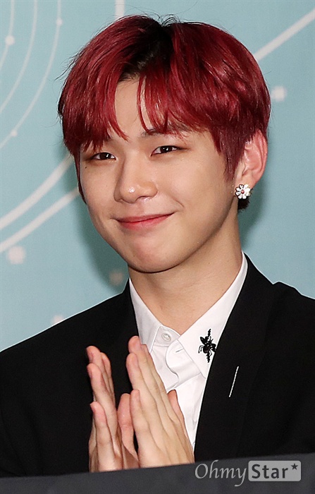 '워너원' 강다니엘, 이러니 반하지 워너원의 강다니엘이 19일 오후 서울 여의도의 한 호텔에서 열린 첫 번째 정규 앨범 <1¹¹=1(POWER OF DESTINY)> 발매 기념 컴백 기자간담회에서 미소를 짓고 있다. <1¹¹=1(POWER OF DESTINY)>은 1÷x=1, 0+1=1, 1-1=0, 1X1=1 등 연산시리즈를 선보였던 워너원이 주어진 운명을 개척해내고자 하는 의지를 1¹¹=1이라는 수식으로 형상화한 첫 번째 정규 앨범이다. 타이틀곡 '봄바람'은 하나로서 함께하던 너와 내가 서로를 그리워하게 되어버린 운명에 맞서 싸우며 다시 만나 하나가 되고자 하는 의지를 담아내고 있다.