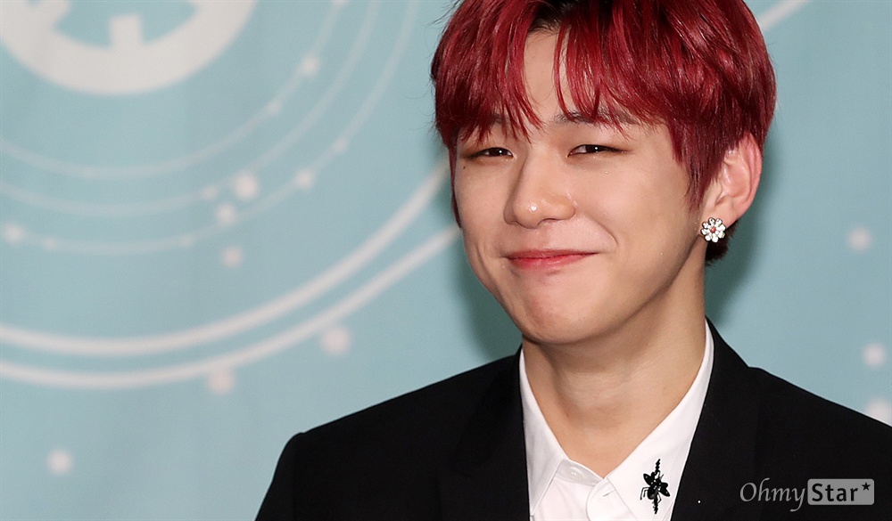 '워너원' 강다니엘, 이러니 반하지 워너원의 강다니엘이 19일 오후 서울 여의도의 한 호텔에서 열린 첫 번째 정규 앨범 <1¹¹=1(POWER OF DESTINY)> 발매 기념 컴백 기자간담회에서 미소를 짓고 있다. <1¹¹=1(POWER OF DESTINY)>은 1÷x=1, 0+1=1, 1-1=0, 1X1=1 등 연산시리즈를 선보였던 워너원이 주어진 운명을 개척해내고자 하는 의지를 1¹¹=1이라는 수식으로 형상화한 첫 번째 정규 앨범이다. 타이틀곡 '봄바람'은 하나로서 함께하던 너와 내가 서로를 그리워하게 되어버린 운명에 맞서 싸우며 다시 만나 하나가 되고자 하는 의지를 담아내고 있다.