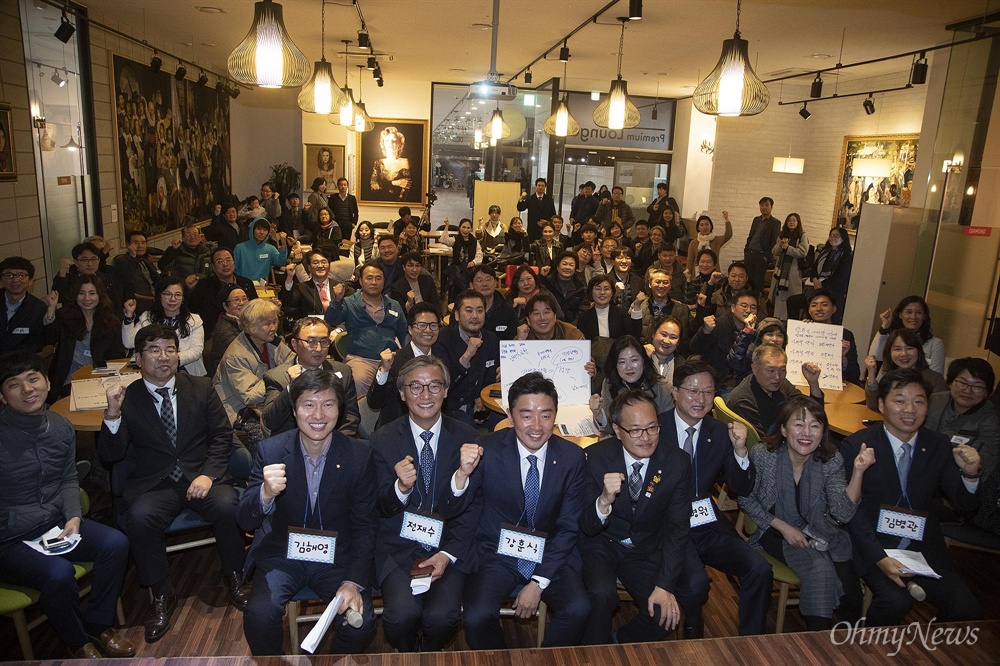 민주당 70년대생 의원들 '서태지 세대 모여라' 강병원, 강훈식, 김병관, 김해영, 박용진, 박주민, 이재정, 전재수, 제윤경 의원으로 구성된 더불어민주당 70년대생 국회의원들이 19일 오후 서울 마포구 프리이엄라운지에서 ‘서태지 세대 모여라!-7080 중구난방:국민의 목소리를 듣기 위한 시민평의회’ 토크콘서트를 개최해 참석자들과 함께 이야기를 나눈 뒤 기념촬영을 하고 있다.