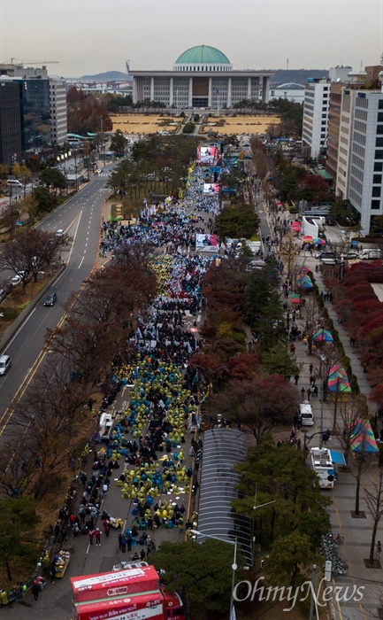  민주노총 조합원들이 21일 오후 서울 여의도 국회 앞에서 총파업대회를 열고 적폐청산, 노조할권리, 사회대개혁을  촉구하고 있다. 