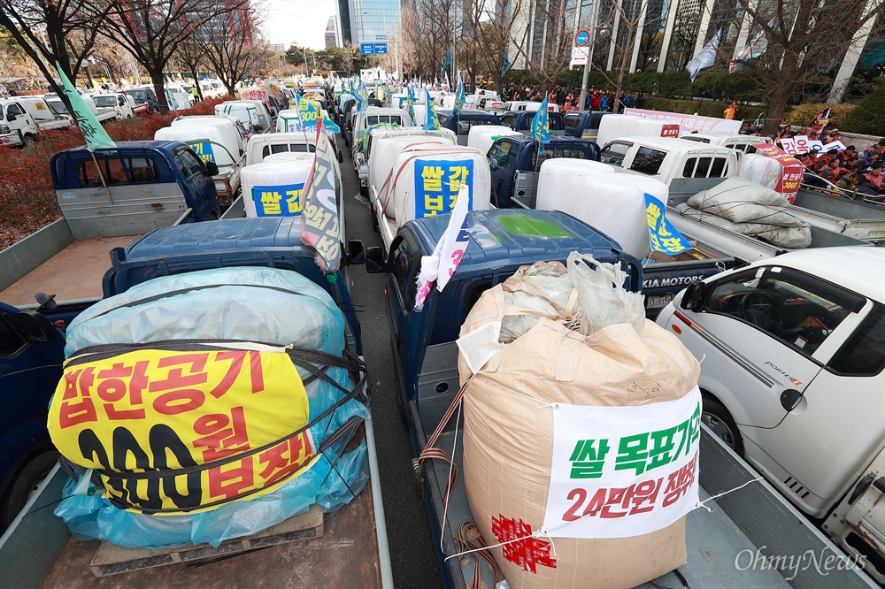 "밥 한공기 300원 쟁취!" 농민대회 22일 오후 여의도에서 ‘밥 한공기 300원 쟁취, 쌀 목표가격 24만원 쟁취 농민대회’가 전국농민회총연맹(전농) 회원들이 참석한 가운데 열렸다. 농민들이 볏짚을 싣고 온 수십대의 트럭이 집회장 주변에 줄지에 서 있다.