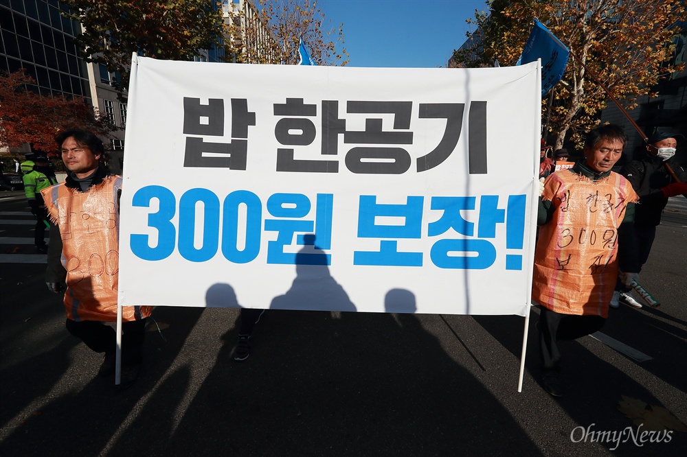 "밥 한공기 300원 쟁취!" 농민대회 22일 오후 여의도에서 ‘밥 한공기 300원 쟁취, 쌀 목표가격 24만원 쟁취 농민대회’가 전국농민회총연맹(전농) 회원들이 참석한 가운데 열렸다.