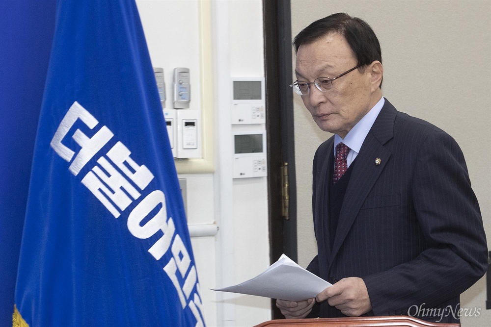  이해찬 더불어민주당 대표가 23일 오전 서울 여의도 국회 당대표실에서 열린 기자간담회에 참석하고 있다. 