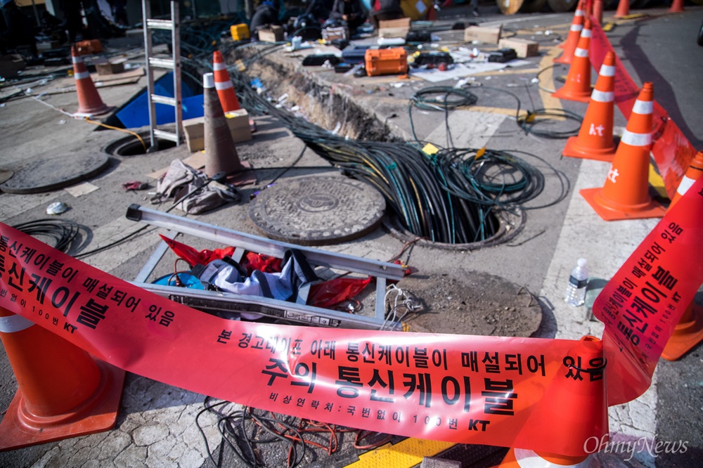  26일 오전 서울 서대문구 KT아현국사에서 이틀전 발생한 화재로 마비된 통신을 복구하기 위한 케이블이 설치 되어 있다.