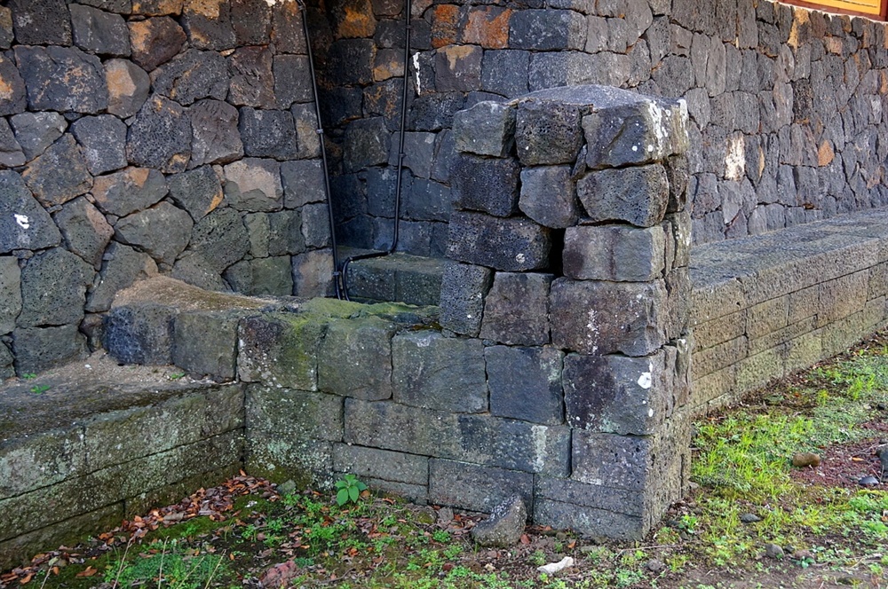 성읍마을 객사 굴뚝  객사 굴뚝은 동서 익사(날개집)에 하나씩 두 개 있다. 익사 벽체와 기단과 똑같은 무늬의 돌을 사용하여 숨은 것처럼 보인다.
