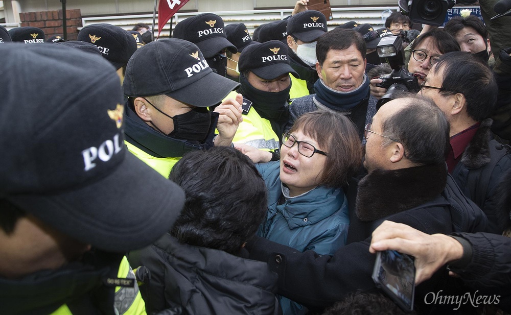 KAL858 유가족 항의서한 전달 가로막는 경찰 29일 오전 서울 서대문구 전두환 전 대통령 자택 앞에서 열린 ‘KAL858기 사고 제31주년 진상규명과 추모제’에서 유가족이 항의서한을 전달하기 위해 전 전 대통령 자택으로 이동하자 경찰이 이를 저지하고 있다.