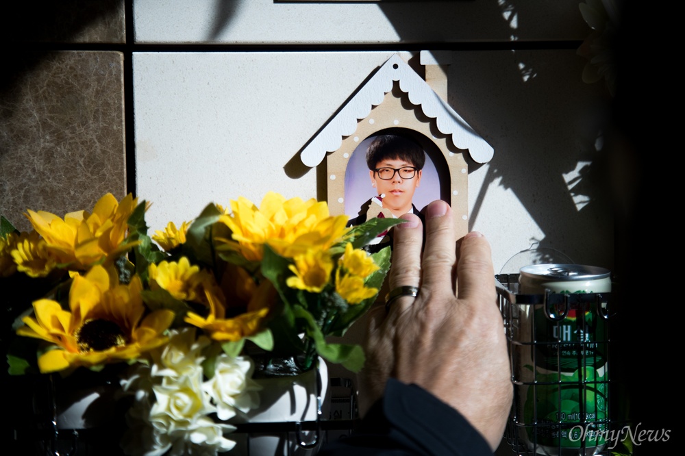  사진으로만 만질 수 있는 아들의 모습. 이상영씨는 아들의 사진을 쓰다듬고는 창밖으로 시선을 옮겼다. 