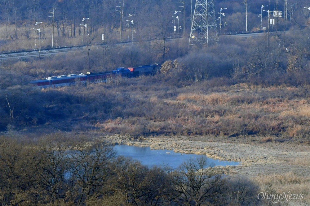  남북철도공동조사단이 탑승한 열차가 30일 오전 경기도 파주 군사분계선을 넘어 북으로 향하고 있다.