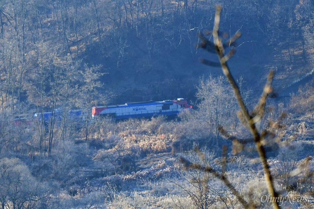  남북철도공동조사단이 탑승한 열차가 30일 오전 경기도 파주 군사분계선을 넘어 북으로 향하고 있다.