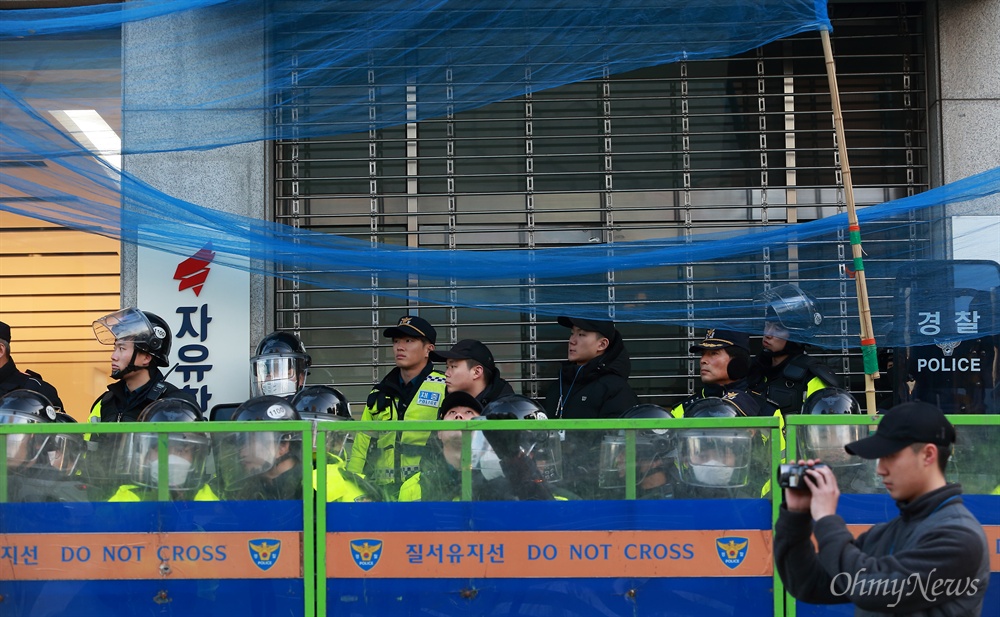 그물 친 자유한국당사 1일 오후 영등포 자유한국당사앞에서 경찰들이 민중대회 참가자들의 시위에 대비해 바리케이드와 그물을 설치해 대비하고 있다. 이날 여의도 국회앞에서는 ‘개혁역주행 저지, 적폐청산, 개혁입법 쟁취 전국민중대회’가 민주노총, 전국농민회총연맹, 노점상전국연합, 진보연대 등 소속 단체 회원들이 참석한 가운데 열렸다.