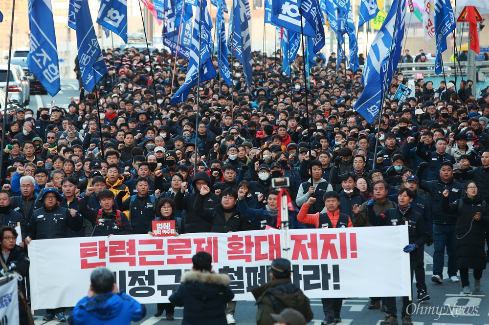 자유한국당 향하는 노동자 행진 집회를 마친 노동자들이 영등포 자유한국당사를 향해 행진하고 있다.