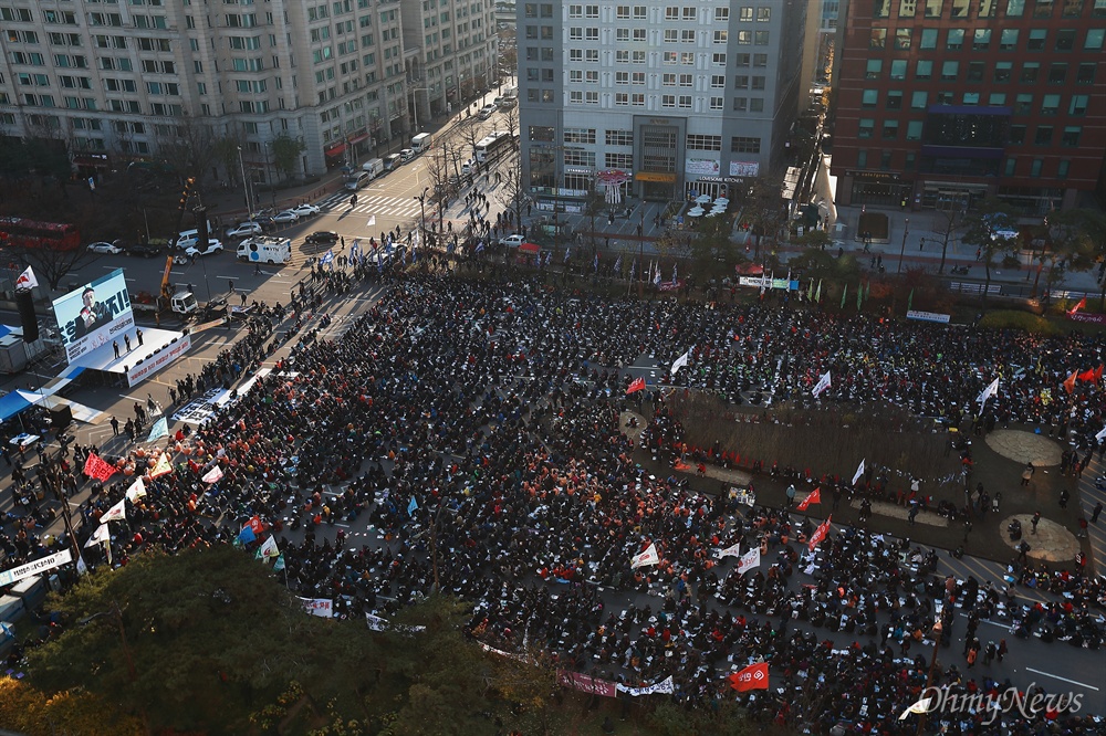 '개혁 역주행 저지' 국회앞 전국민중대회 개최 1일 오후 여의도 국회앞에서 ‘개혁역주행 저지, 적폐청산, 개혁입법 쟁취 전국민중대회’가 민주노총, 전국농민회총연맹, 노점상전국연합, 진보연대 등 소속 단체 회원들이 참석한 가운데 열렸다.