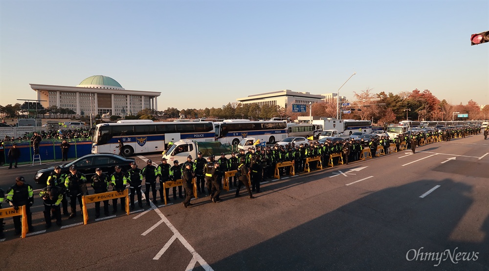 민중대회 대비하는 대한민국 국회 1일 오후 여의도 국회앞에서 ‘개혁역주행 저지, 적폐청산, 개혁입법 쟁취 전국민중대회’가 민주노총, 전국농민회총연맹, 노점상전국연합, 진보연대 등 소속 단체 회원들이 참석한 가운데 열렸다. 경찰 바리케이드가 민중대회를 대비해 국회를 겹겹이 에워싸고 있다.