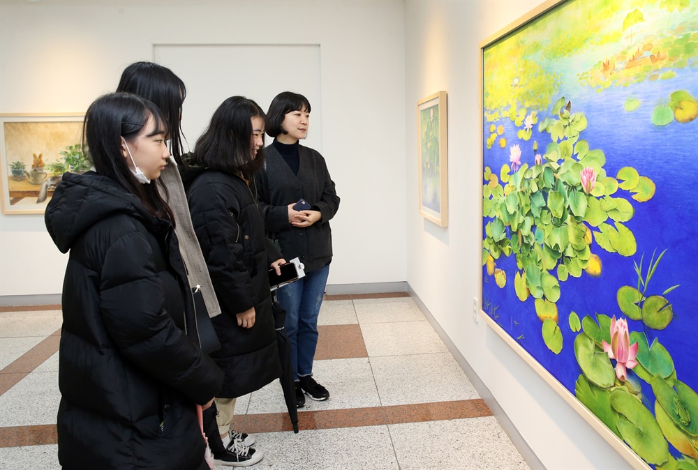  BNK경남은행갤러리에서  ‘문명숙ㆍ서영화 개인전’이 열리고 있다.