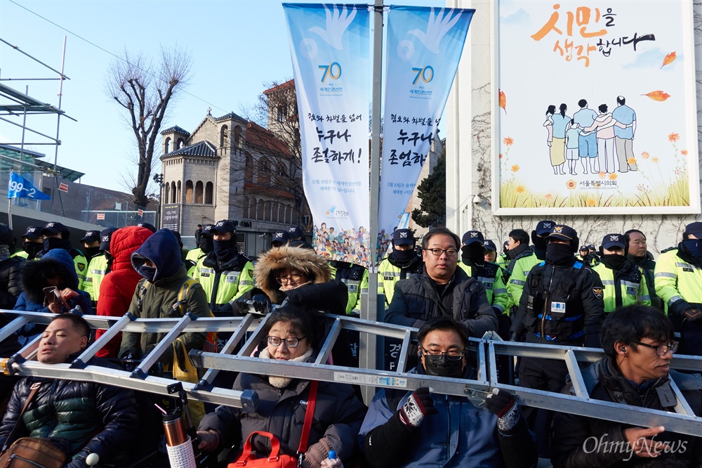  전국장애인차별철폐연대 소속 회원들이 10일 오전 세계인권선언 70주년 기념식이 열리는 서울 중구 대한성공회 서울주교좌성당 앞에서 ‘장애등급제폐지 예산반영을 위한 농성 투쟁보고 및 세계인권선언 70주년 기념 기자회견’을 열고 있다.