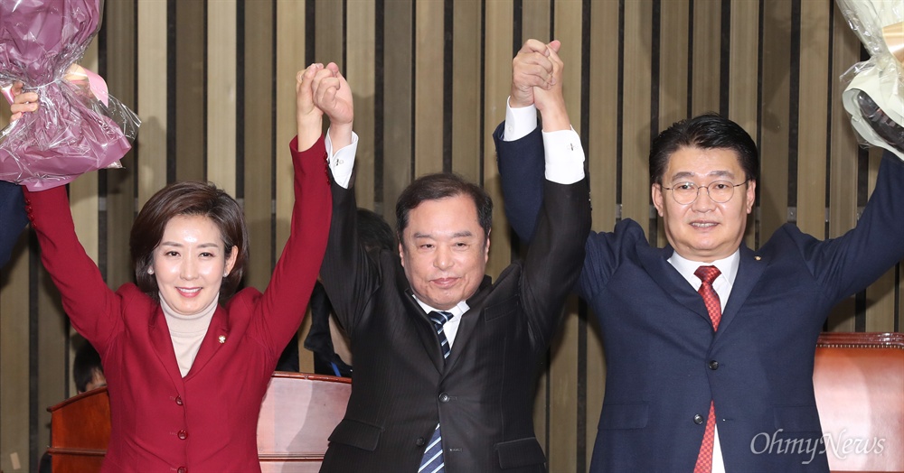 한국당 신임 원내대표에 나경원...정책위의장 정용기 자유한국당 신임 원내대표와 정책위의장으로 선출된 나경원, 정용기 의원이 11일 오후 국회에서 열린 의원총회에서 김병준 비상대책위원장 등과 함께 손을 들어 인사하고 있다. 