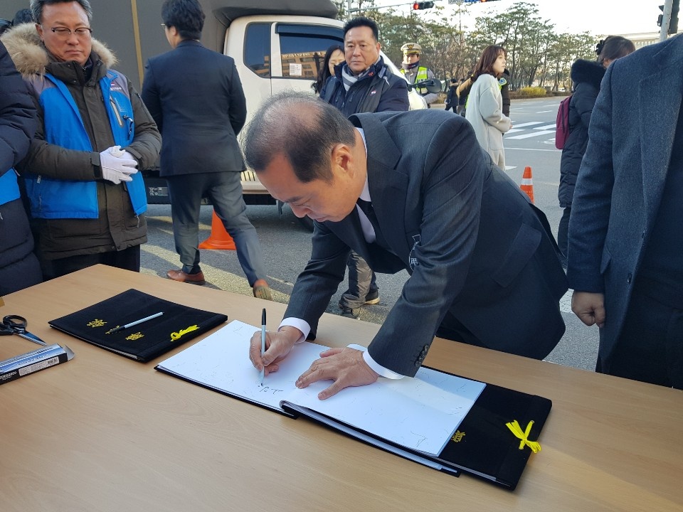 택시 기사 분향소 찾은 김병준 자유한국당 비대위원장 택시 기사 분향소 찾은 김병준 자유한국당 비대위원장