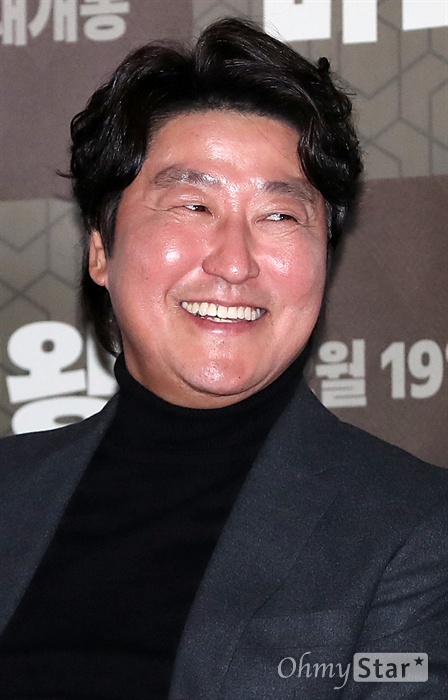 '마약왕' 송강호, 김소진 감회 들으며 미소 배우 송강호가 14일 오후 서울 용산CGV에서 열린 영화 <마약왕> 시사회에서 소감을 이야기하며 말을 잇지 못하는 김소진을 보며 미소짓고 있다.
영화 <마약왕>은 마약도 수출하면 애국이 되던 1970년대, 전설의 마약왕이 된 근본 없는 밀수꾼 남자의 흥망성쇠에 대한 이야기다. 12월 19일 개봉.