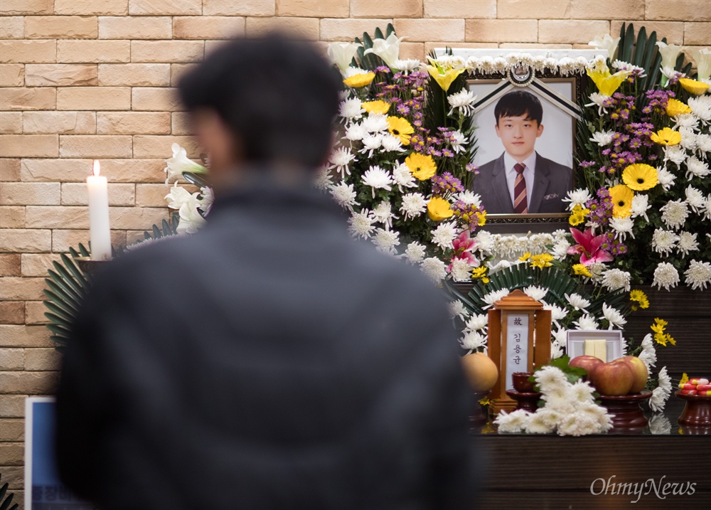  최근 컨베이어벨트 사고로 숨진 비정규직 노동자 김용균씨의 아버지 김해기씨가 18일 오후 충남 태안군에 마련된 아들의 장례식장에서 영정 앞을 지나고 있다. 