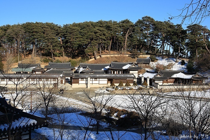 선교장 전경  선교장은 120여 칸에 달하는 엄청난 규모로 조선을 대표하는 양반 상류주택이다.