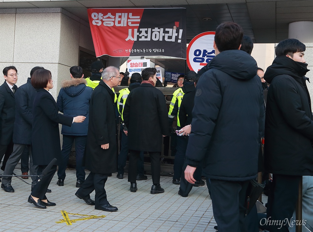 규탄 현수막 쳐다보는 양승태 사법농단 피의자로 검찰소환을 앞둔 양승태 전 대법원장이 11일 오전 서울중앙지검 소환 직전 서초동 대법원 정문앞에서 자신의 입장을 밝히는 기자회견을 하기 위해 도착했다. 양승태 전 대법원장이 포토라인에 서기 전 자신을 규탄하는 법원노조 현수막을 쳐다보고 있다.