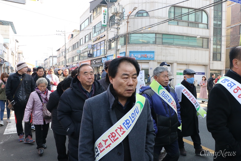  예천군의원들의 해외연수 추태에 뿔난 예천군민들이 11일 오전 예천읍 천보당사거리에서 집회를 열고 예천군의회까지 약 2.2km를 거리행진하고 있다.