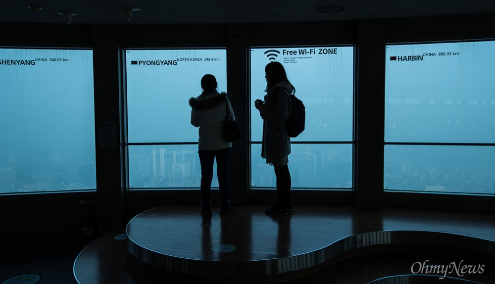  미세먼지가 매우나쁨 수준으로 미세먼지 비상저감조치가 시행 된 14일 오전 서울N타워에서 관광객들이 뿌연 시내를 내려다 보고 있다. 