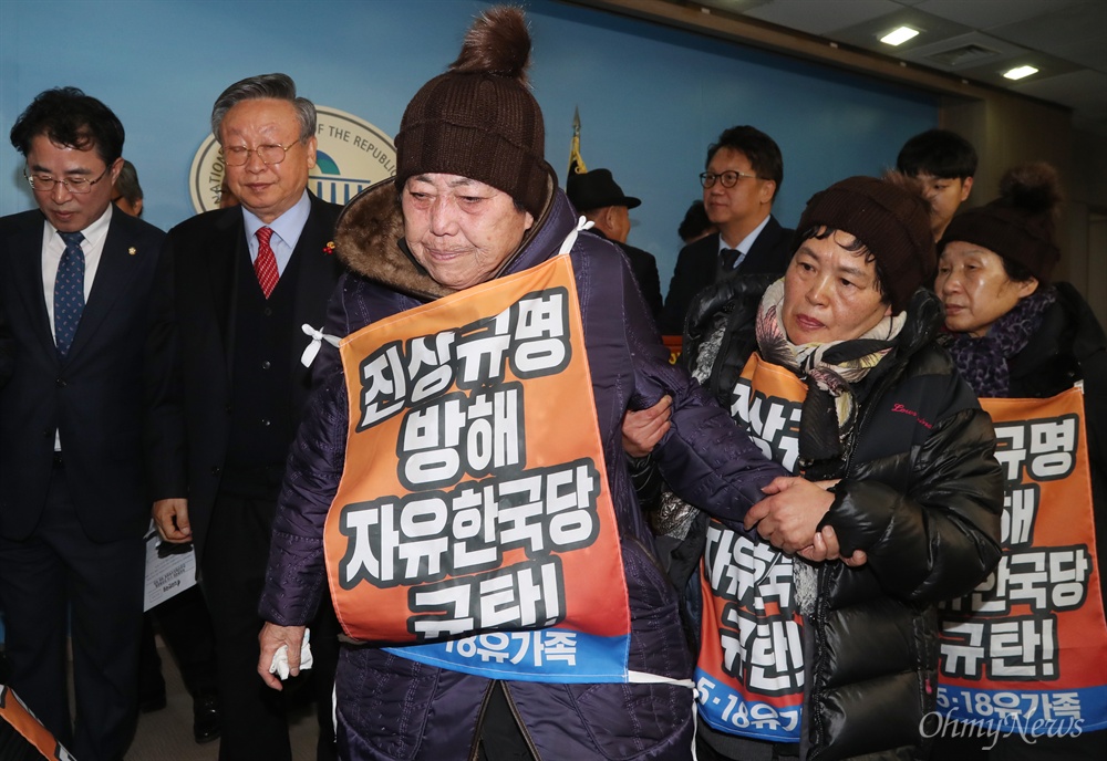 5·18 희생자·부상자 '어머니들' 자유한국당 규탄 기자회견 5·18 희생자 및 부상자 가족으로 구성된 ‘옛 전남도청 지킴이 어머니회’ 회원들이 14일 오전 국회 정론관에서 5·18민주화운동 진상규명 조사를 방해하는 자유한국당을 규탄하고 있다. 