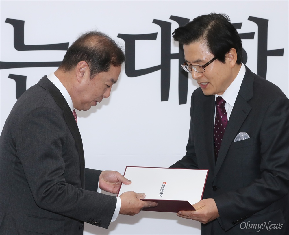 자유한국당 입당한 황교안 전 총리 황교안 전 국무총리가 15일 오전 서울 여의도 국회에서 열린 자유한국당 입당식에서 김병준 비대위원장에게 입당원서를 제출하고 있다.