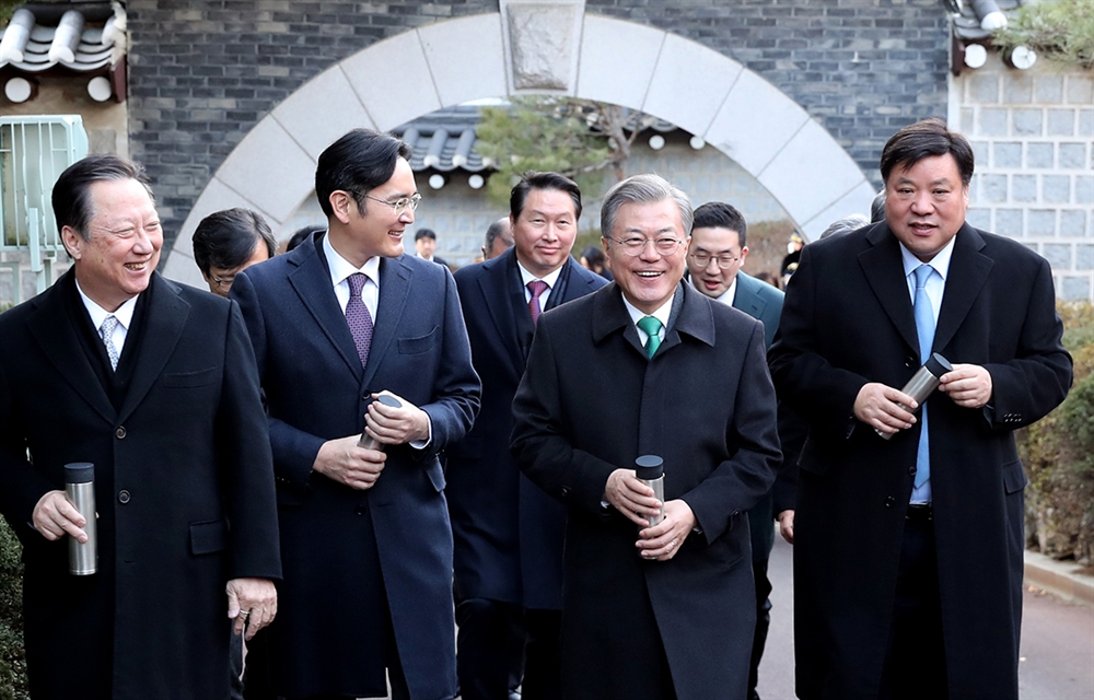  15일 '2019 기업인들과의 대화' 뒤 청와대 경내를 산책하면서 환담을 나누고 있는 문재인 대통령과 기업인들.