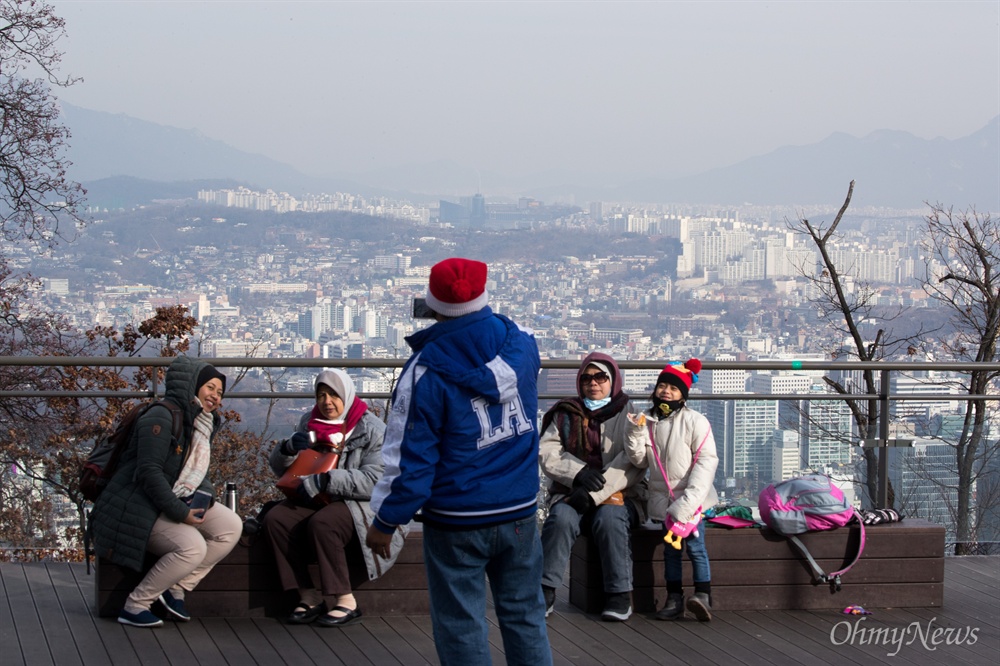  미세먼지가 걷힌 서울 시내를 배경으로 기념사진을 찍는 관광객들.