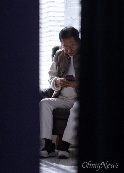  홍준표 전 자유한국당 대표가 18일 오후 서울 마포구 홍대 인근 한 스튜디오에서 본인의 유튜브 채널 <홍카콜라> 개국 한달 기념 생방송을 기다리며 자신의 휴대폰을 들여다 보고 있다. 