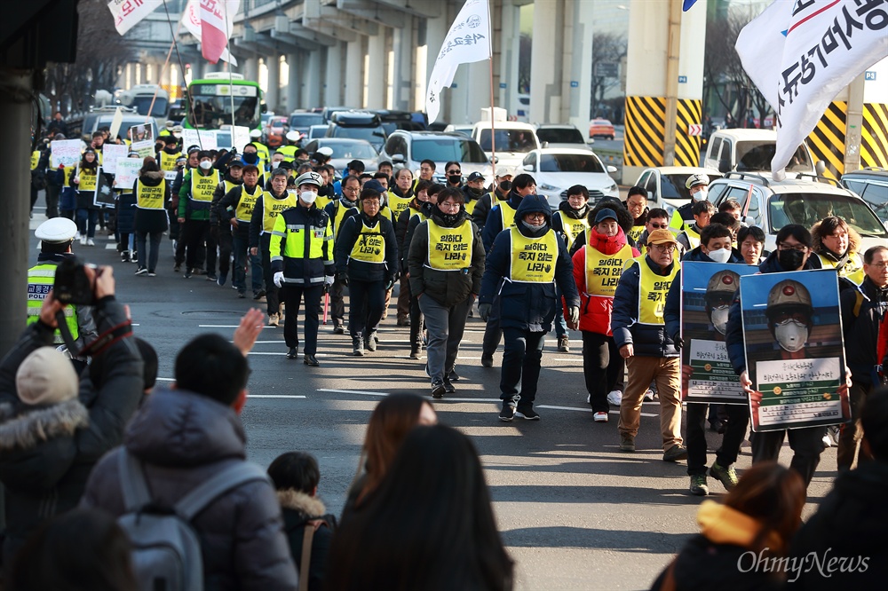 '일하다 죽지 않는 나라'를 위한 행진 2016년 구의역, 2018년 태안화력발전소에서 사망한 고 김군과 고 김용균씨의 동료 및 비정규직 노동자들이 18일 오후 문재인 대통령과 대화를 요구하며 서울 구의역을 출발해 청와대까지 행진을 시작했다.