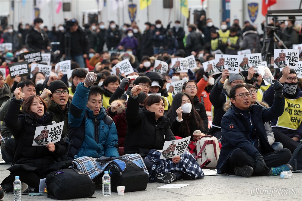 “내가 김용균이다. 죽음의 외주화 중단하라” 민주노총 소속 노동자와 시민, 고 김용균씨의 어머니 김미숙씨가 19일 오후 서울 종로구 광화문광장에서 열린 제5차 고 김용균 범국민 추모제에 참석해 비정규직 철폐, 위험의 외주화 금지, 고 김용균 사망사고 진상규명, 책임자 처벌 등을 촉구했다.