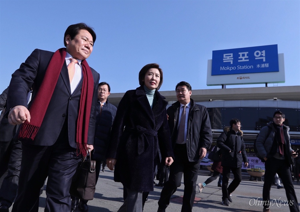 목포 도착한 나경원 원내대표 22일 오후 자유한국당 나경원 원내대표가 ‘손혜원 랜드 게이트 진상규명 TF’ 의원들과 함께 목포역에 도착하고 있다. 
