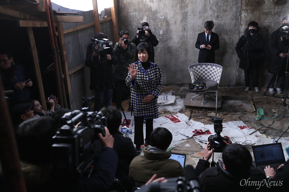 손혜원 의원 목포에서 기자회견 개최 목포 원도심 투기의혹을 받고 있는 손혜원 의원이 23일 오후 전남 목포 역사문화거리 박물관 건립 희망지에서 기자회견을 열어 자신의 입장을 밝혔다.