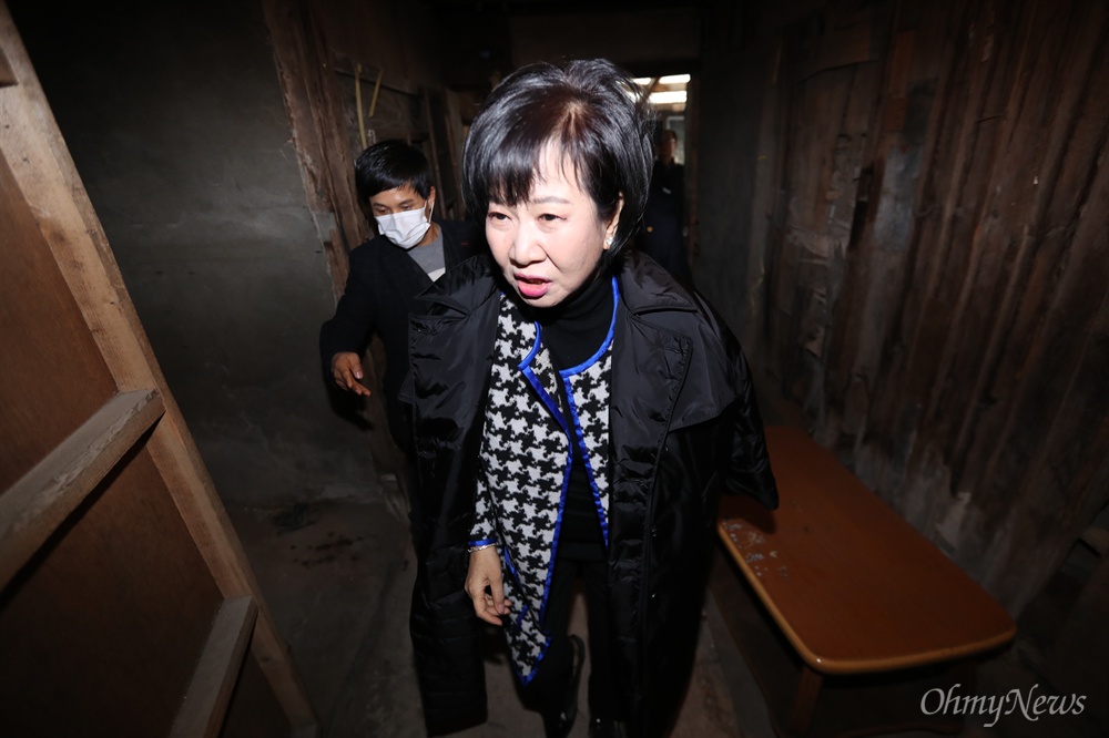 손혜원 의원 목포에서 기자회견 개최 목포 원도심 투기의혹을 받고 있는 손혜원 의원이 23일 오후 전남 목포 역사문화거리 박물관 건립 희망지에서 기자회견을 열어 자신의 입장을 밝혔다.