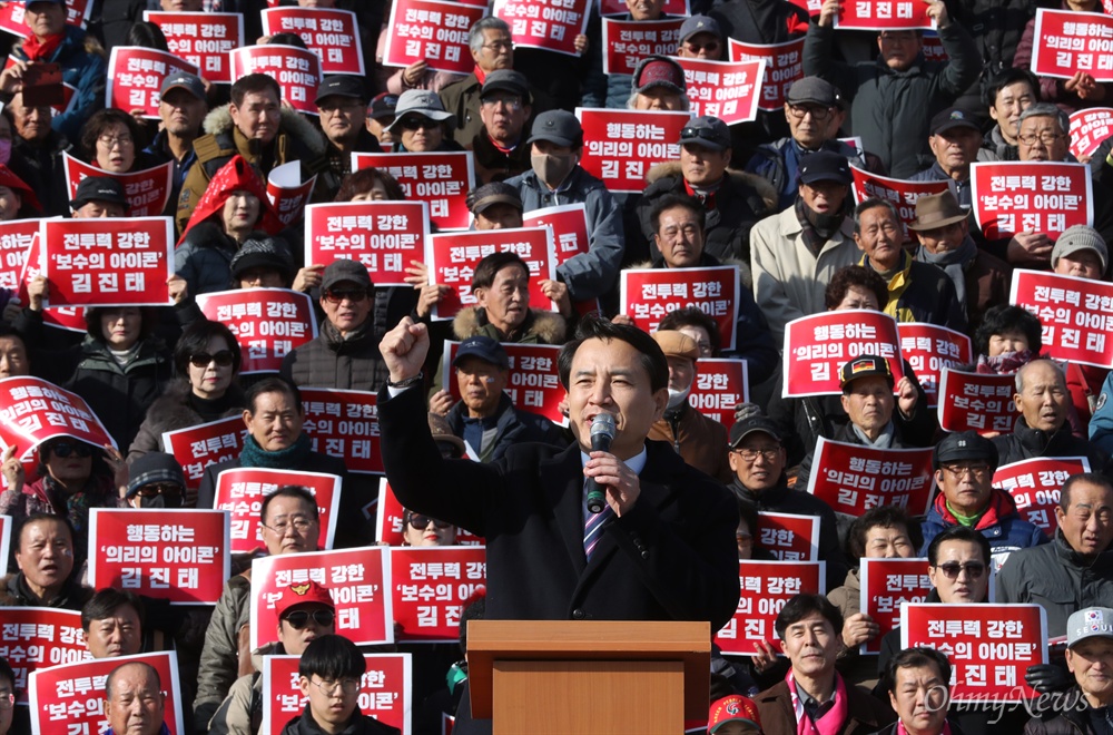 당대표 출마선언한 김진태 김진태 자유한국당 의원이 23일 오후 서울 여의도 국회 본관 앞에서 당대표 출마 선언을 하고 있다.