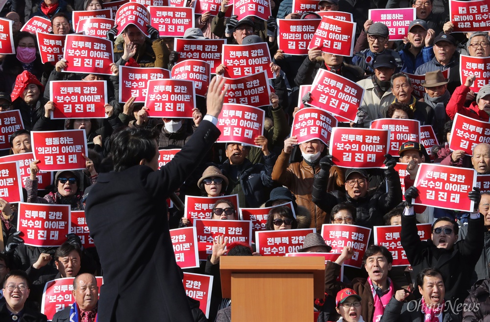 환호하는 김진태 지지자들 김진태 자유한국당 의원이 23일 오후 서울 여의도 국회 본관 앞에서 당대표 출마 선언을 하자 지지자들이 환호하고 있다.