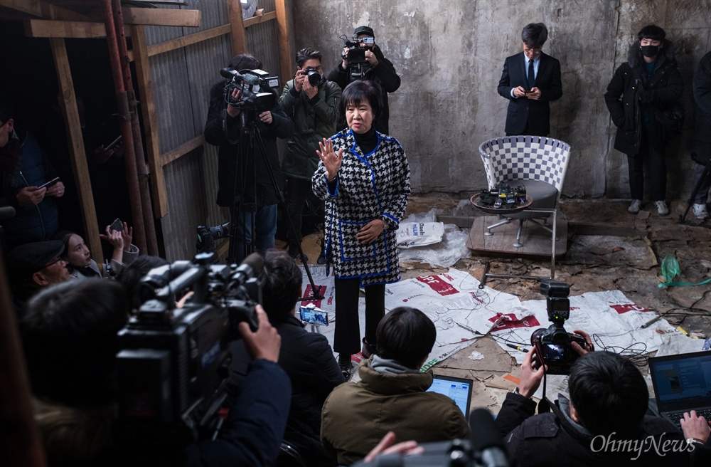  목포 원도심 투기의혹을 받고 있는 손혜원 무소속 의원이 23일 오후 전남 목포 역사문화거리 박물관 건립 희망지에서 기자회견을 하고 있다.